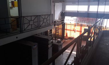 SE VENDE ÁMPLIO LOCAL COMERCIAL CON ENTREPISO E IMPORTANTES OFICINAS