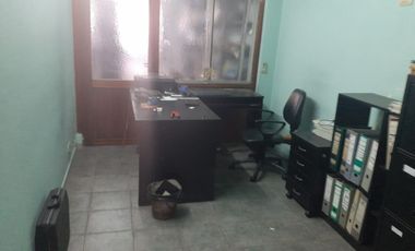 SE VENDE ÁMPLIO LOCAL COMERCIAL CON ENTREPISO E IMPORTANTES OFICINAS