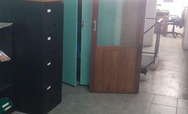 SE VENDE ÁMPLIO LOCAL COMERCIAL CON ENTREPISO E IMPORTANTES OFICINAS