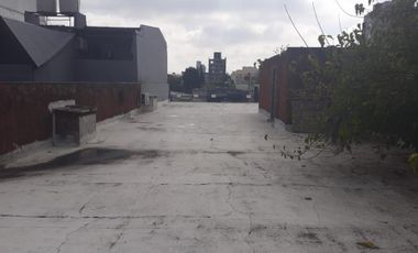 SE VENDE ÁMPLIO LOCAL COMERCIAL CON ENTREPISO E IMPORTANTES OFICINAS