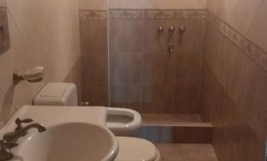 SE VENDE ÁMPLIO LOCAL COMERCIAL CON ENTREPISO E IMPORTANTES OFICINAS