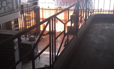 SE VENDE ÁMPLIO LOCAL COMERCIAL CON ENTREPISO E IMPORTANTES OFICINAS