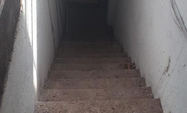 SE VENDE ÁMPLIO LOCAL COMERCIAL CON ENTREPISO E IMPORTANTES OFICINAS