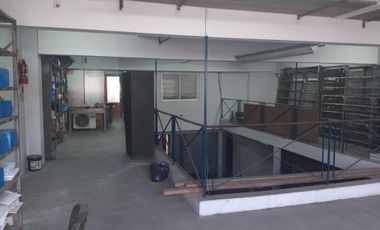 SE VENDE ÁMPLIO LOCAL COMERCIAL CON ENTREPISO E IMPORTANTES OFICINAS