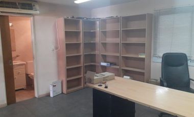 SE VENDE ÁMPLIO LOCAL COMERCIAL CON ENTREPISO E IMPORTANTES OFICINAS