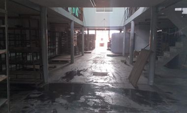 SE VENDE ÁMPLIO LOCAL COMERCIAL CON ENTREPISO E IMPORTANTES OFICINAS