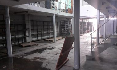 SE VENDE ÁMPLIO LOCAL COMERCIAL CON ENTREPISO E IMPORTANTES OFICINAS