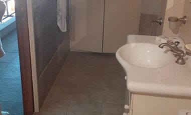 SE VENDE ÁMPLIO LOCAL COMERCIAL CON ENTREPISO E IMPORTANTES OFICINAS