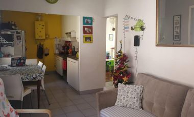 Hermoso y cómodo departamento de tres ambientes con cochera en venta en San Isidro.