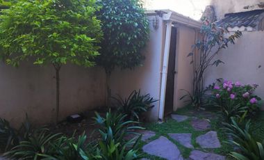 Hermoso y cómodo departamento de tres ambientes con cochera en venta en San Isidro.