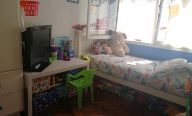 Hermoso y cómodo departamento de tres ambientes con cochera en venta en San Isidro.