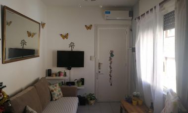 Hermoso y cómodo departamento de tres ambientes con cochera en venta en San Isidro.
