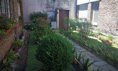 Hermoso y cómodo departamento de tres ambientes con cochera en venta en San Isidro.