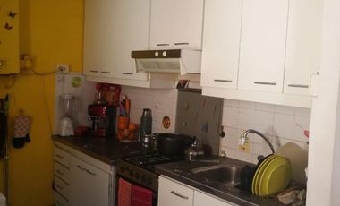 Hermoso y cómodo departamento de tres ambientes con cochera en venta en San Isidro.