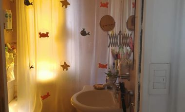Hermoso y cómodo departamento de tres ambientes con cochera en venta en San Isidro.