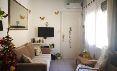 Hermoso y cómodo departamento de tres ambientes con cochera en venta en San Isidro.