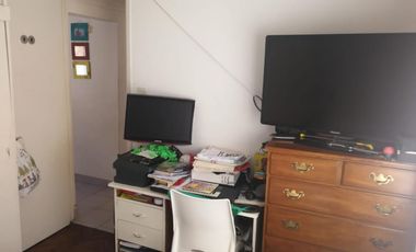 Hermoso y cómodo departamento de tres ambientes con cochera en venta en San Isidro.