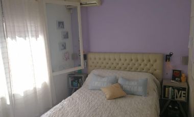 Hermoso y cómodo departamento de tres ambientes con cochera en venta en San Isidro.