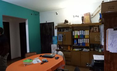 Excelente propiedad multifamiliar, dos casa de tres ambientes sobre lote de 10 x 35 en Garin