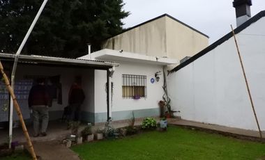 Excelente propiedad multifamiliar, dos casa de tres ambientes sobre lote de 10 x 35 en Garin