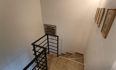 DUPLEX DE 3 DORMITORIOS EN MIRADORES DE MANANTIALES 2. PROVINCIA DE CÓRDOBA. PATIO CON QUINCHO Y PARRILLERO. COCHERA.