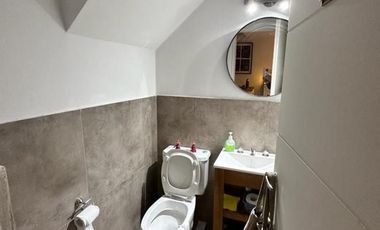 DUPLEX DE 3 DORMITORIOS EN MIRADORES DE MANANTIALES 2. PROVINCIA DE CÓRDOBA. PATIO CON QUINCHO Y PARRILLERO. COCHERA.