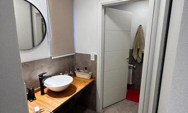 DUPLEX DE 3 DORMITORIOS EN MIRADORES DE MANANTIALES 2. PROVINCIA DE CÓRDOBA. PATIO CON QUINCHO Y PARRILLERO. COCHERA.