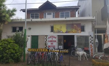 Casa con local en excelente ubicación en Las Toninas