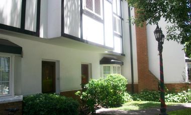 Triplex de categoría ubicado en Barrio cerrado Adrogué Village , a 300 metros de la Avenida Espora.