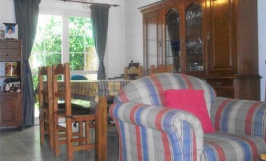 Triplex de categoría ubicado en Barrio cerrado Adrogué Village , a 300 metros de la Avenida Espora.