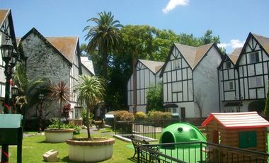Triplex de categoría ubicado en Barrio cerrado Adrogué Village , a 300 metros de la Avenida Espora.