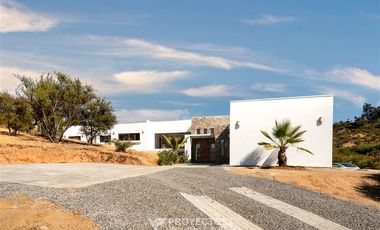 Exclusiva Casa en venta de 6 dorm. en Curacaví