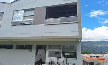 casa en venta en girardota. Cod V55218