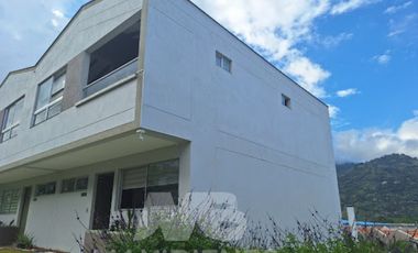 casa en venta en girardota. Cod V55218