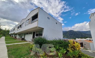 casa en venta en girardota. Cod V55218