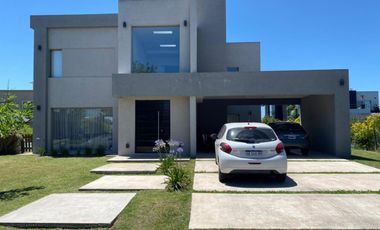 Excel Casa 4 amb 2 Plantas con piscina ubicada en La Horqueta de Echeverría
