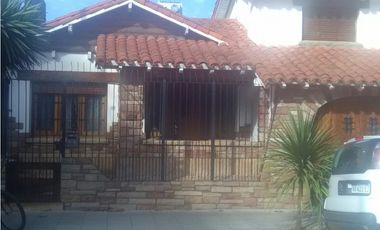 VENTA IMPECABLE CHALET Y DTO SOBRE LOTE DE 450m2 A METROS DE AV COLON