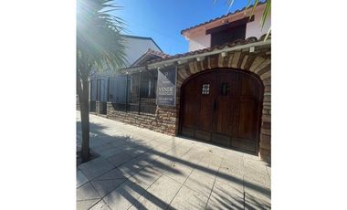 VENTA IMPECABLE CHALET Y DTO SOBRE LOTE DE 450m2 A METROS DE AV COLON