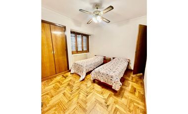 VENTA IMPECABLE CHALET Y DTO SOBRE LOTE DE 450m2 A METROS DE AV COLON