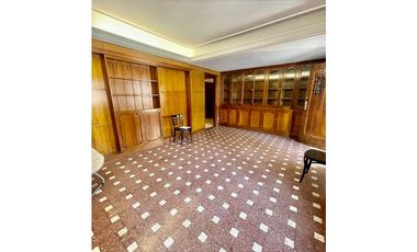 VENTA IMPECABLE CHALET Y DTO SOBRE LOTE DE 450m2 A METROS DE AV COLON