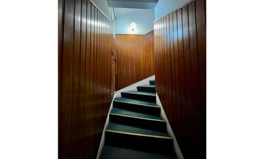 VENTA IMPECABLE CHALET Y DTO SOBRE LOTE DE 450m2 A METROS DE AV COLON