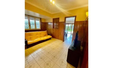 VENTA IMPECABLE CHALET Y DTO SOBRE LOTE DE 450m2 A METROS DE AV COLON