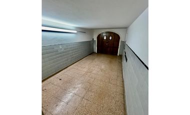 VENTA IMPECABLE CHALET Y DTO SOBRE LOTE DE 450m2 A METROS DE AV COLON