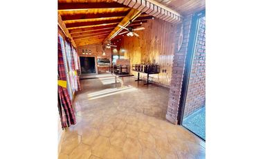 VENTA IMPECABLE CHALET Y DTO SOBRE LOTE DE 450m2 A METROS DE AV COLON