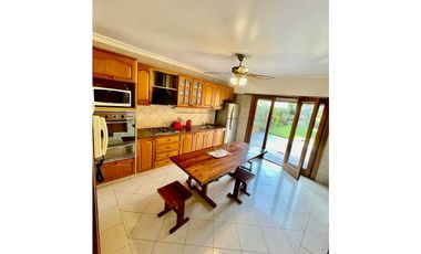 VENTA IMPECABLE CHALET Y DTO SOBRE LOTE DE 450m2 A METROS DE AV COLON