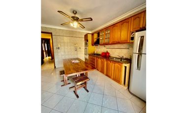 VENTA IMPECABLE CHALET Y DTO SOBRE LOTE DE 450m2 A METROS DE AV COLON