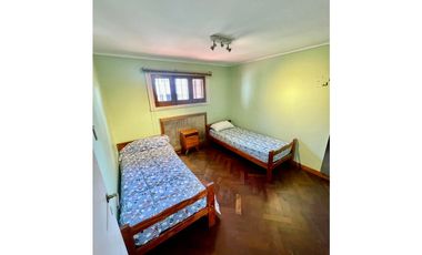 VENTA IMPECABLE CHALET Y DTO SOBRE LOTE DE 450m2 A METROS DE AV COLON