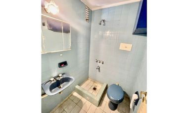 VENTA IMPECABLE CHALET Y DTO SOBRE LOTE DE 450m2 A METROS DE AV COLON