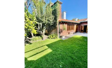 VENTA IMPECABLE CHALET Y DTO SOBRE LOTE DE 450m2 A METROS DE AV COLON