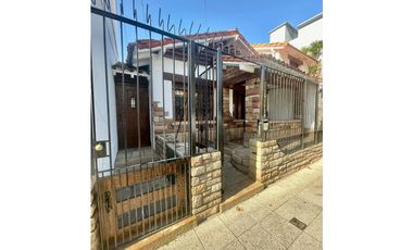 VENTA IMPECABLE CHALET Y DTO SOBRE LOTE DE 450m2 A METROS DE AV COLON